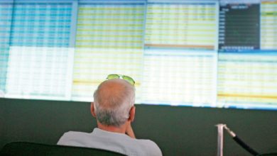 مستثمر يراقب اسعار الاسهم في بورصة عمان -(أرشيفية)